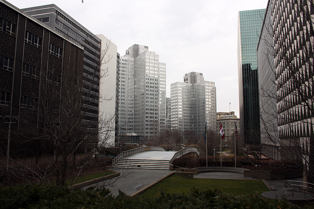 Equitable Plaza and its pedestrian bridge leading to Gateway Center. Pittsburgh History & Landmarks Foundation/Photo by Frank Stroker