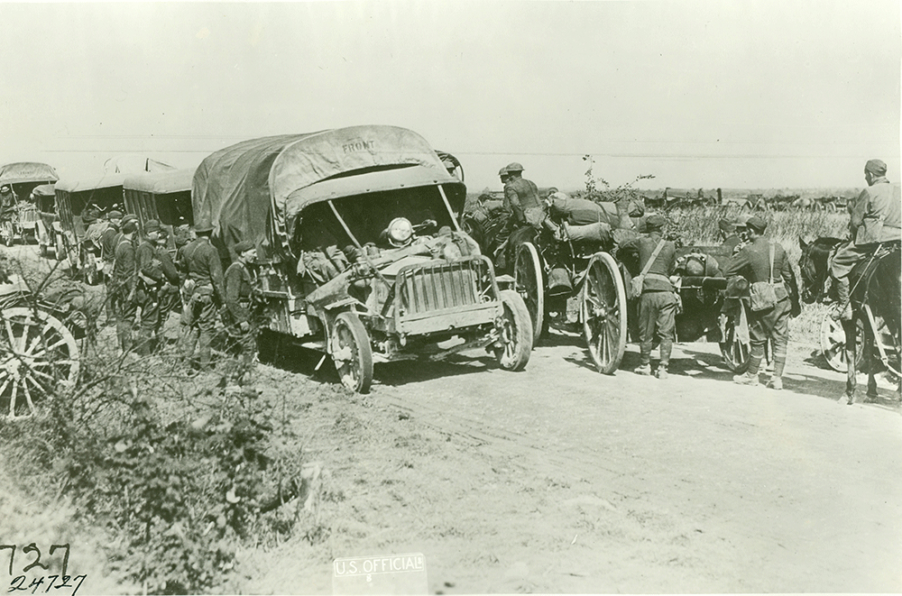 The 28th Division advances on September 28, 1918, on the road between Bourevillers and Varennes-en-Argonne.