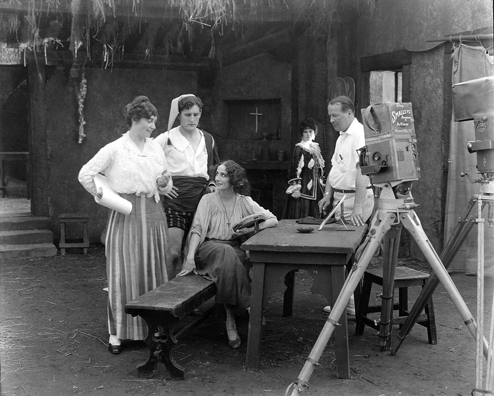 Weber and Smalley flank prima ballerina Anna Pavlova seated on the set of The Dumb Girl of Portici, 1916. Producer Carl Laemmle persuaded the reluctant star to appear in her only film and assigned Weber the task of directing. To accommodate Pavlova’s tour schedule, the crew from Universal filmed half of the production in Chicago and half in California. Courtesy of Milestone Films