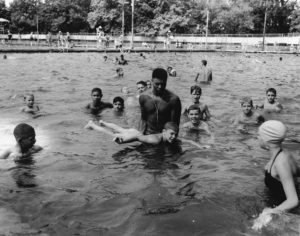Charles “Teenie” Harris (1908-98), a photographer for the Black-owned Pittsburgh Courier, documented the desegregation effort at Highland Park Pool. He photographed this lifeguard teaching a boy how to swim at the pool in 1951. At the end of the 1952 season, city officials announced that African Americans had accessed Highland Park 5,000 times that summer. Carnegie Museum of Art, Pittsburgh: Heinz Family Fund, 2001.35.3073 © Carnegie Museum of Art, Charles “Teenie” Harris Archive