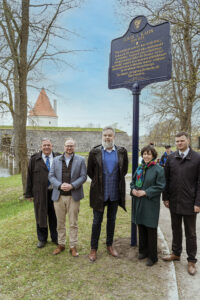 From left to right, William V. Lewis Jr., PHMC commissioner; Brian Roraff, chargé d’affaires, U.S. Embassy, Tallinn; Ott Rätsep, Louis Kahn Foundation; Nancy Moses, PHMC chair; and Madis Kallas, mayor of Saaremaa, stand at the Estonian- language side of the Kahn historical marker shortly after the unveiling. Photo, Gunnar Laak / Louis Kahn Estonia Foundation