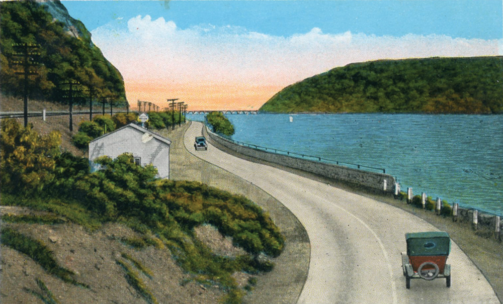 In a view looking south in Dauphin County, the William Penn Highway is crowded between the Pennsylvania Railroad’s Harrisburg–Buffalo main line and the Susquehanna River. The railroad’s 48-arch Rockville Bridge is visible in the distance. Collection of Dan Cupper